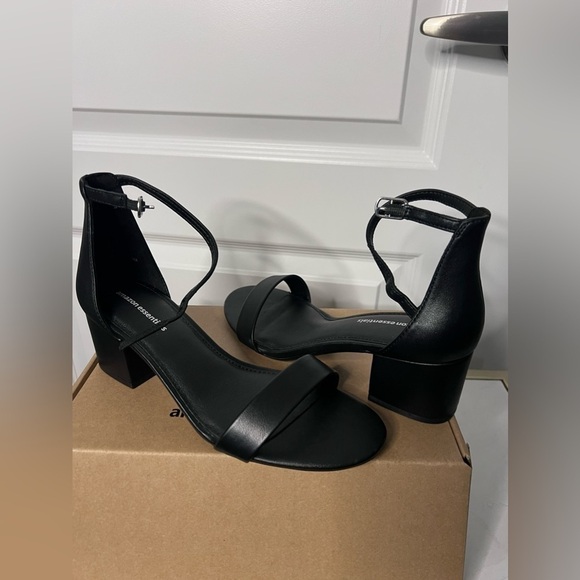 NWT | Amazon Essentials | Nola Heeled Basic  Black Block Heel Sandals | Size 6.5 - Picture 2 of 4